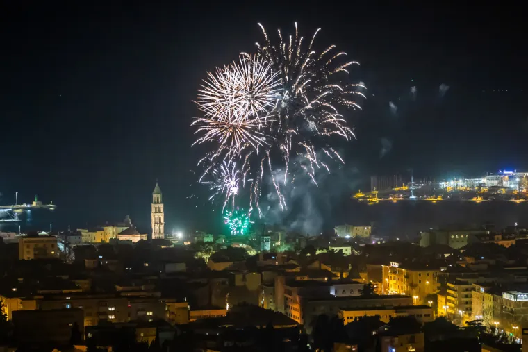 Prepuni trgovi diljem Hrvatske. Pogledajte kako se čekala Nova u Splitu, Osijeku, Šibeniku, Puli...