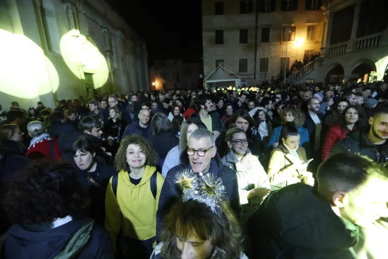 Prepuni trgovi diljem Hrvatske. Pogledajte kako se čekala Nova u Splitu, Osijeku, Šibeniku, Puli...