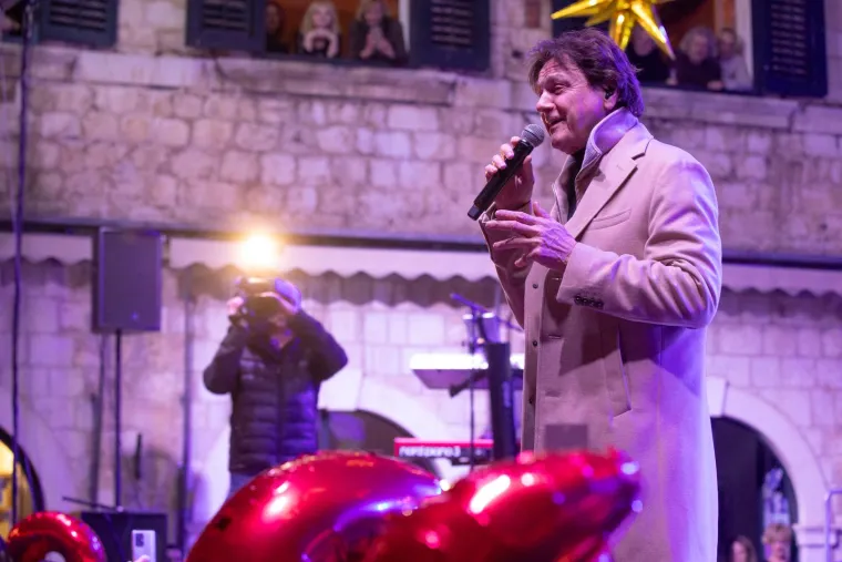  Dubrovnik - Građani na Stradunu dočekuju novu 2024. godinu uz Zdravka Čolića 
