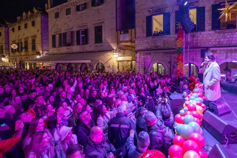  Dubrovnik - Građani na Stradunu dočekuju novu 2024. godinu uz Zdravka Čolića 