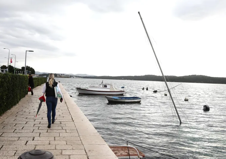 Šibenčane iznenadio prizor potopljene jedrilice kraj rive: Iz mora joj strši samo jarbol