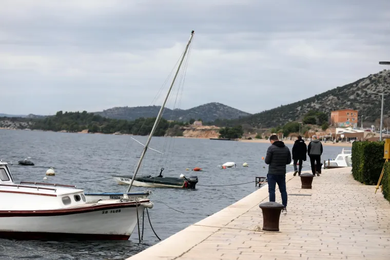 Šibenčane iznenadio prizor potopljene jedrilice kraj rive: Iz mora joj strši samo jarbol