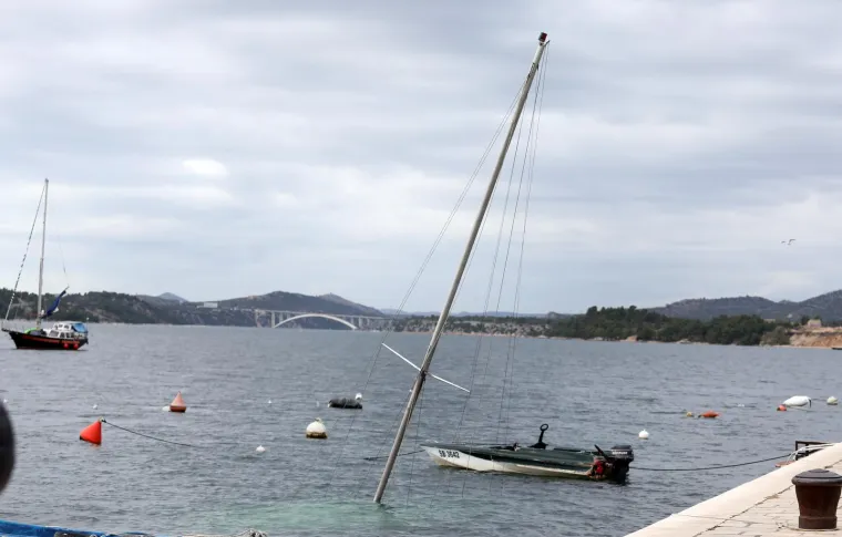 Šibenčane iznenadio prizor potopljene jedrilice kraj rive: Iz mora joj strši samo jarbol