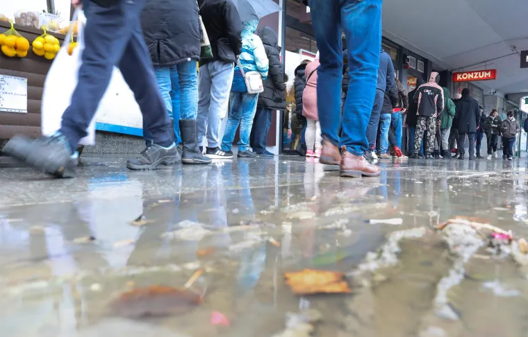 FOTO Ne putuje se, nego kupuje! Ovako izgledaju gužve pred trgovinom na Autobusnom kolodvoru Zagreb