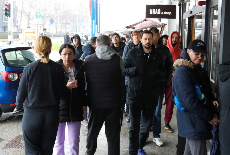 FOTO Ne putuje se, nego kupuje! Ovako izgledaju gužve pred trgovinom na Autobusnom kolodvoru Zagreb