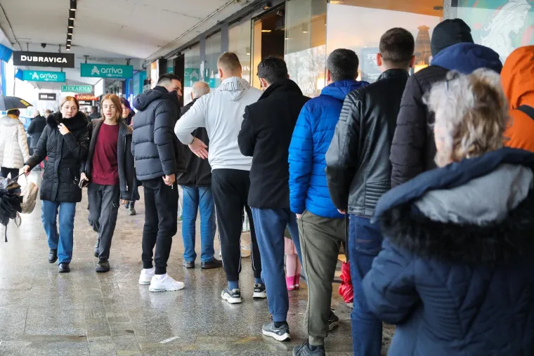 FOTO Ne putuje se, nego kupuje! Ovako izgledaju gužve pred trgovinom na Autobusnom kolodvoru Zagreb