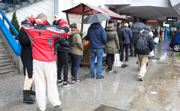FOTO Ne putuje se, nego kupuje! Ovako izgledaju gužve pred trgovinom na Autobusnom kolodvoru Zagreb