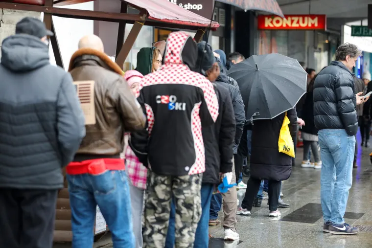 FOTO Ne putuje se, nego kupuje! Ovako izgledaju gužve pred trgovinom na Autobusnom kolodvoru Zagreb