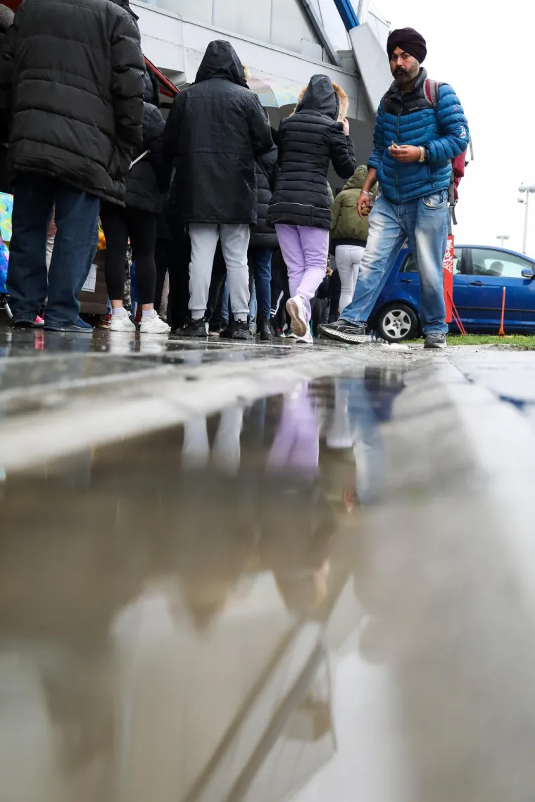 Pogledajte kakav se red stvorio na Autobusnom kolodvoru: Svi su navalili u jednu od rijetkih trgovina koje danas rade
