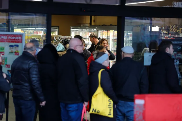 Pogledajte kakav se red stvorio na Autobusnom kolodvoru: Svi su navalili u jednu od rijetkih trgovina koje danas rade