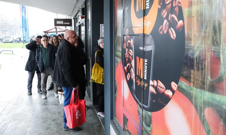 Pogledajte kakav se red stvorio na Autobusnom kolodvoru: Svi su navalili u jednu od rijetkih trgovina koje danas rade