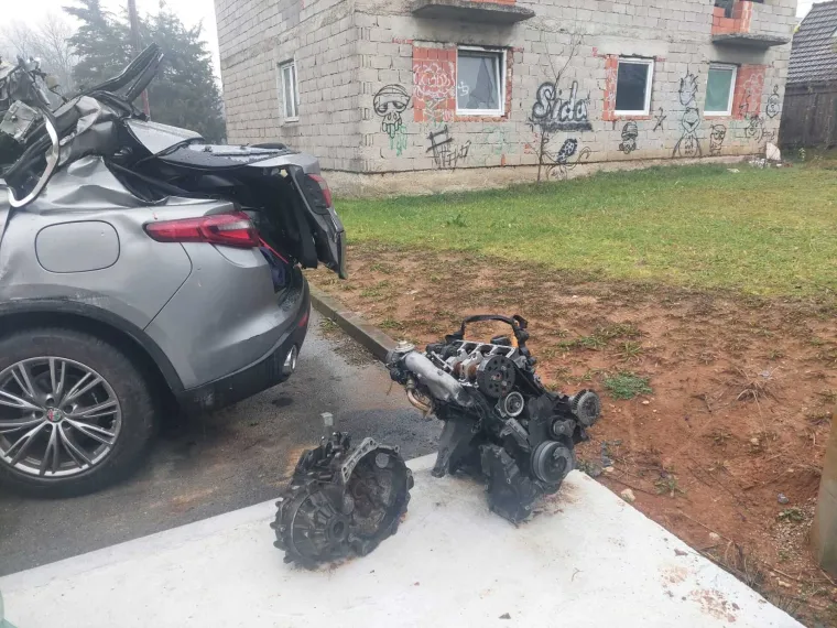 FOTO U potpunosti smrskani! Ovo je ostalo od automobila koji su sudjelovali u nesreći kod tunela Sveti Marko