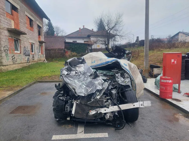 FOTO U potpunosti smrskani! Ovo je ostalo od automobila koji su sudjelovali u nesreći kod tunela Sveti Marko