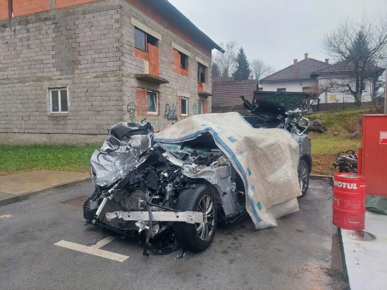 FOTO U potpunosti smrskani! Ovo je ostalo od automobila koji su sudjelovali u nesreći kod tunela Sveti Marko