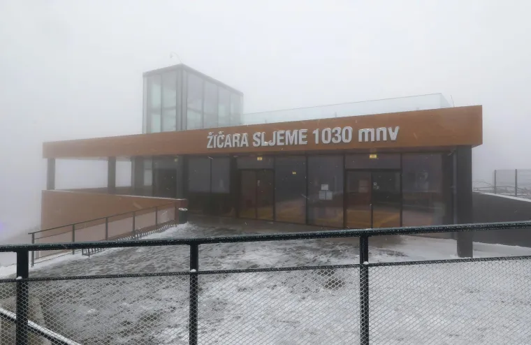 Prvi ovogodi&scaron;nji snijeg zabijelio je Sljeme: Vrh Medvednice odi&scaron;e zimskom atmosferom