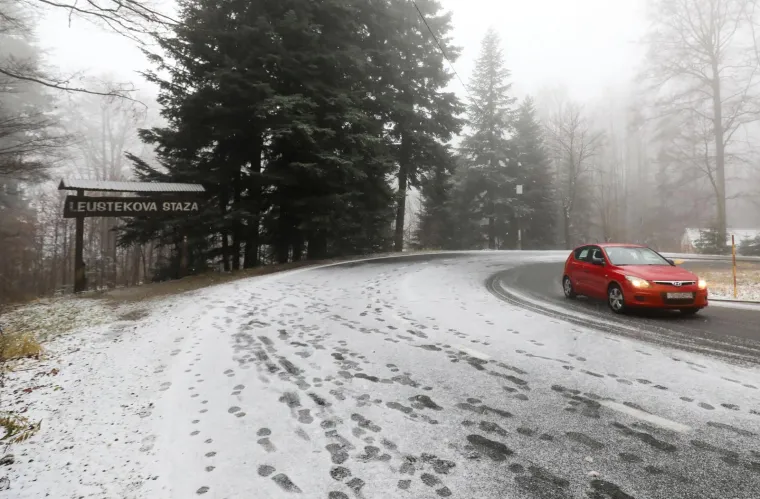 Prvi ovogodi&scaron;nji snijeg zabijelio je Sljeme: Vrh Medvednice odi&scaron;e zimskom atmosferom