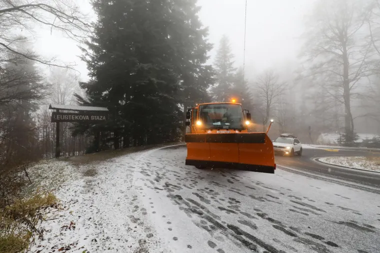 Prvi ovogodi&scaron;nji snijeg zabijelio je Sljeme: Vrh Medvednice odi&scaron;e zimskom atmosferom