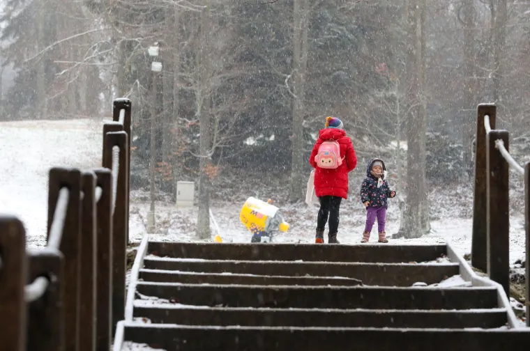 Prvi ovogodi&scaron;nji snijeg zabijelio je Sljeme: Vrh Medvednice odi&scaron;e zimskom atmosferom