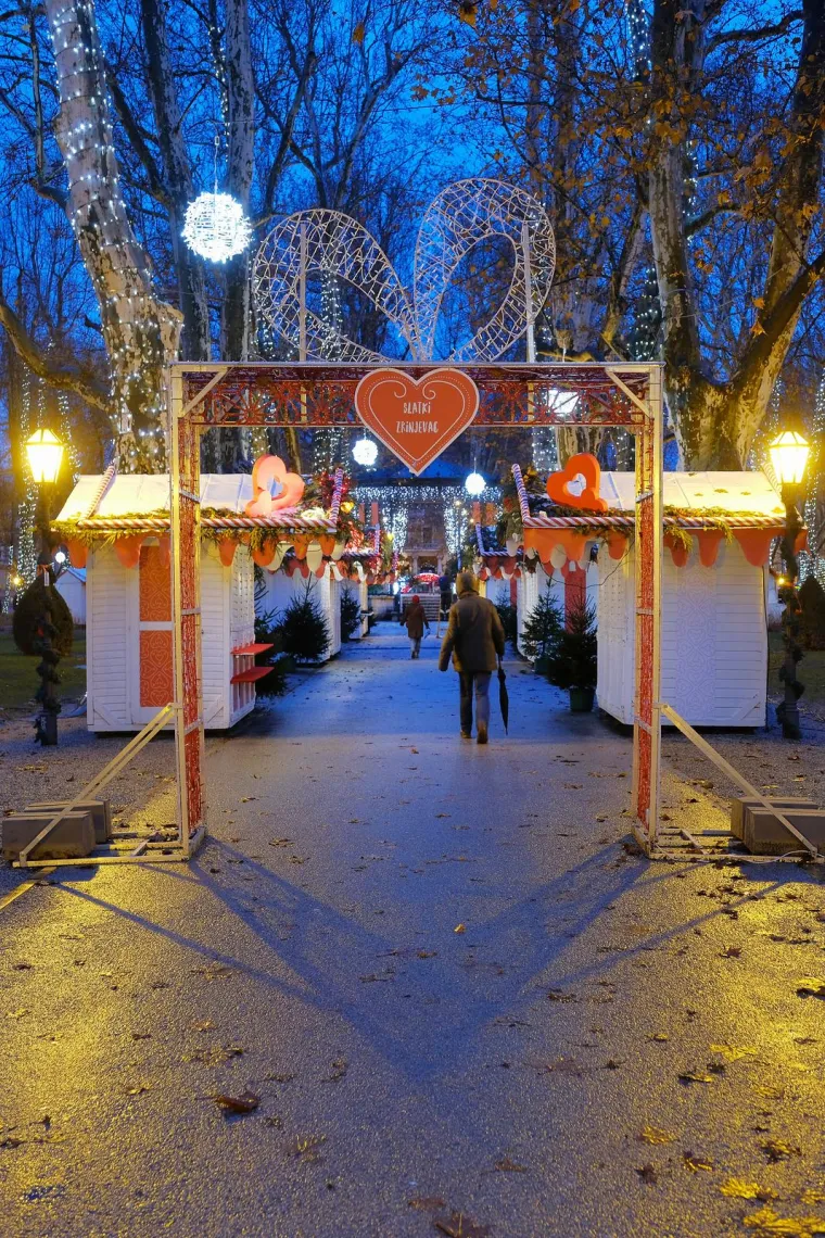 Zadnjeg dana Adventa u Zagrebu potpuno je drugačija atmosfera: Teško da ćete danas pogledati sjetnije slike