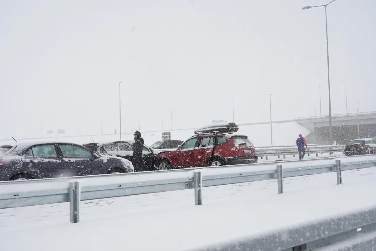 Oprez! Nekoliko sudara na autocesti Zagreb - Beograd: Snijeg i vjetar stvaraju kaos u prometu