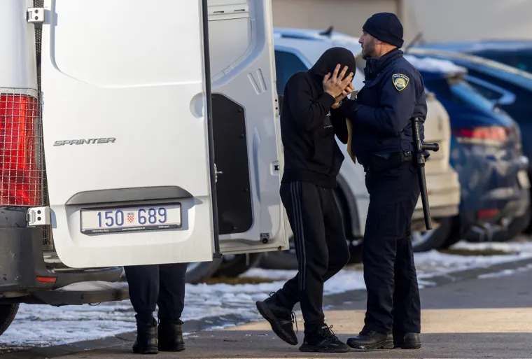 Mlatili bez srama, a sad manji od makova zrna! Pogledajte privođenje huligana koji su pretukli dječake u Vukovaru