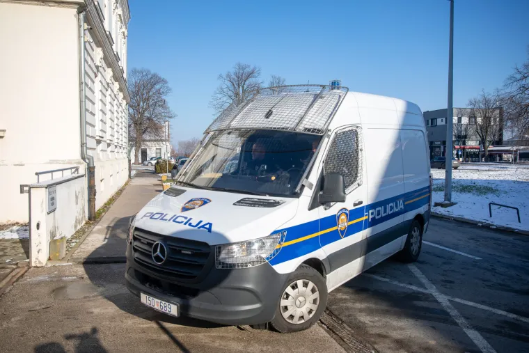Mlatili bez srama, a sad manji od makova zrna! Pogledajte privođenje huligana koji su pretukli dječake u Vukovaru