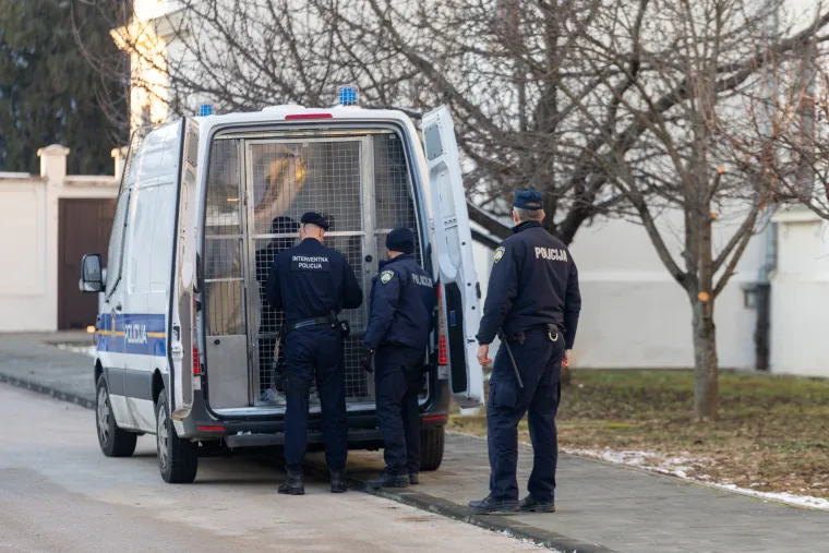 Mlatili bez srama, a sad manji od makova zrna! Pogledajte privođenje huligana koji su pretukli dječake u Vukovaru