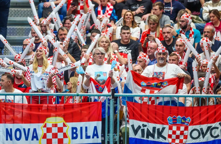 Mladost je bila premala za sve koji su željeli vidjeti finale uživo: Politička elita našla je svoje mjesto u prvom redu