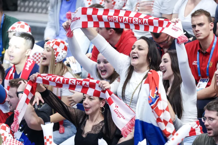 Mladost je bila premala za sve koji su željeli vidjeti finale uživo: Politička elita našla je svoje mjesto u prvom redu