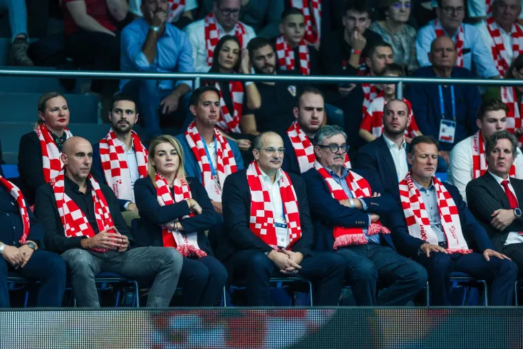 Mladost je bila premala za sve koji su željeli vidjeti finale uživo: Politička elita našla je svoje mjesto u prvom redu