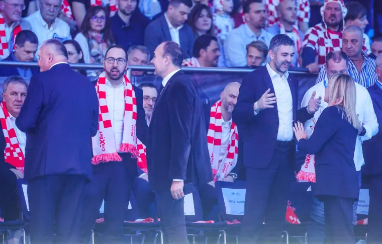 Mladost je bila premala za sve koji su željeli vidjeti finale uživo: Politička elita našla je svoje mjesto u prvom redu