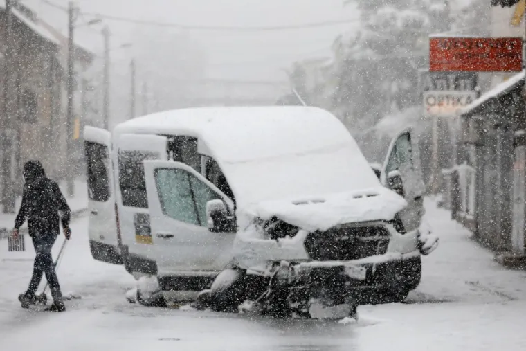 Snijeg izazvao prometni kolaps u Zagrebu: Vi&scaron;e je vozila zapelo u snijegu i sletjelo s ceste