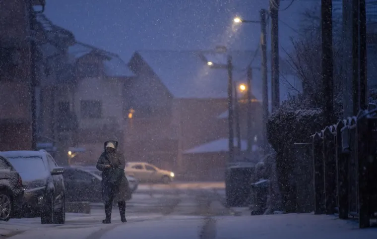 Snijeg izazvao prometni kolaps u Zagrebu: Vi&scaron;e je vozila zapelo u snijegu i sletjelo s ceste