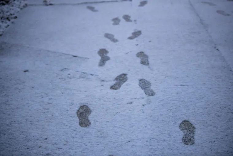 Snijeg izazvao prometni kolaps u Zagrebu: Vi&scaron;e je vozila zapelo u snijegu i sletjelo s ceste