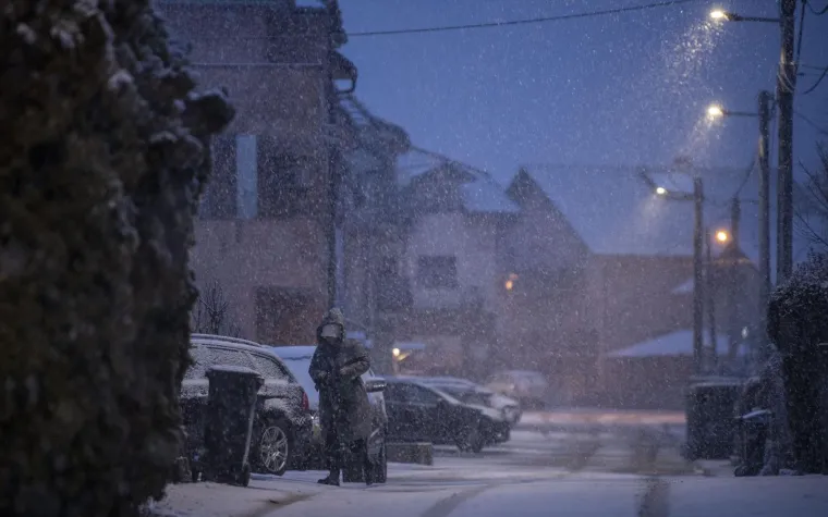 Snijeg izazvao prometni kolaps u Zagrebu: Vi&scaron;e je vozila zapelo u snijegu i sletjelo s ceste