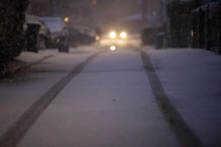 Snijeg izazvao prometni kolaps u Zagrebu: Vi&scaron;e je vozila zapelo u snijegu i sletjelo s ceste