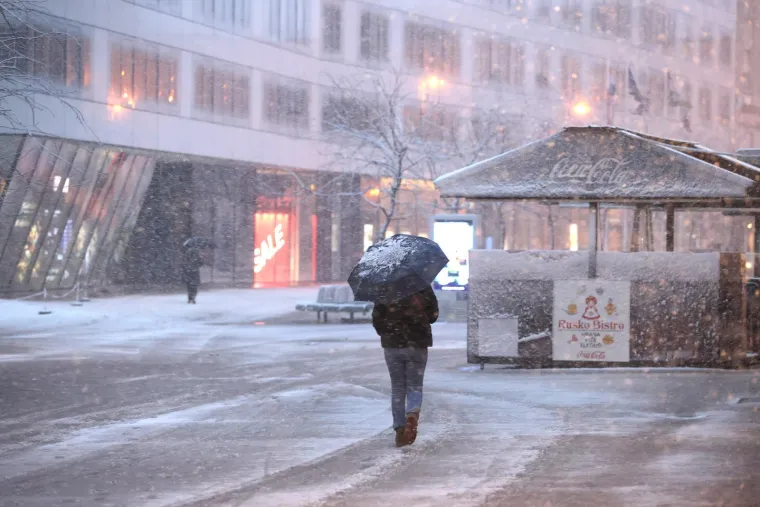 Snijeg izazvao prometni kolaps u Zagrebu: Vi&scaron;e je vozila zapelo u snijegu i sletjelo s ceste