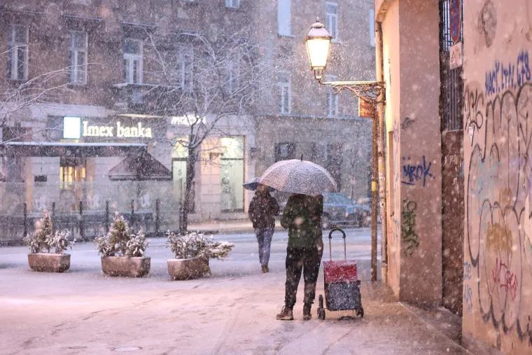 Snijeg izazvao prometni kolaps u Zagrebu: Vi&scaron;e je vozila zapelo u snijegu i sletjelo s ceste