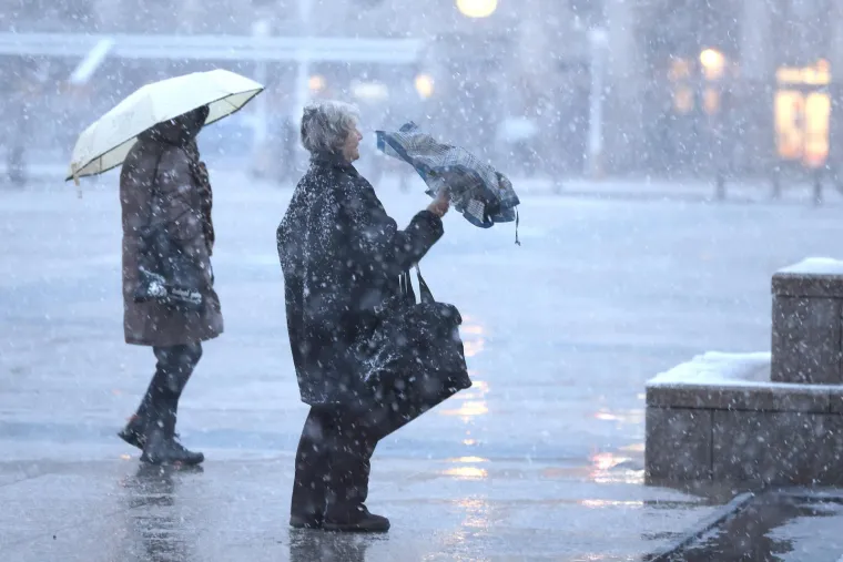 Snijeg izazvao prometni kolaps u Zagrebu: Vi&scaron;e je vozila zapelo u snijegu i sletjelo s ceste