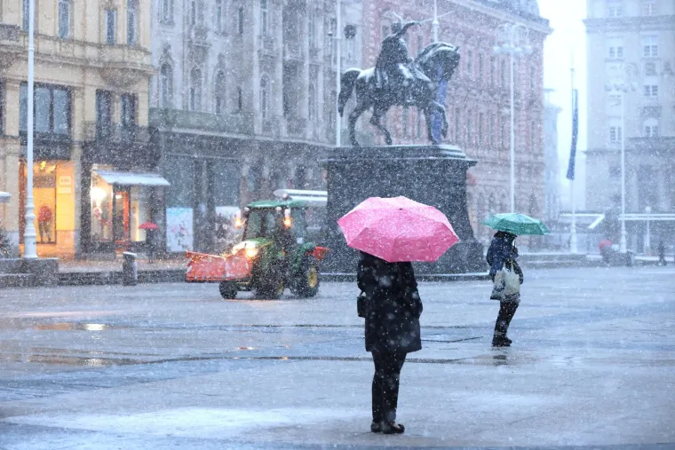 Snijeg izazvao prometni kolaps u Zagrebu: Vi&scaron;e je vozila zapelo u snijegu i sletjelo s ceste