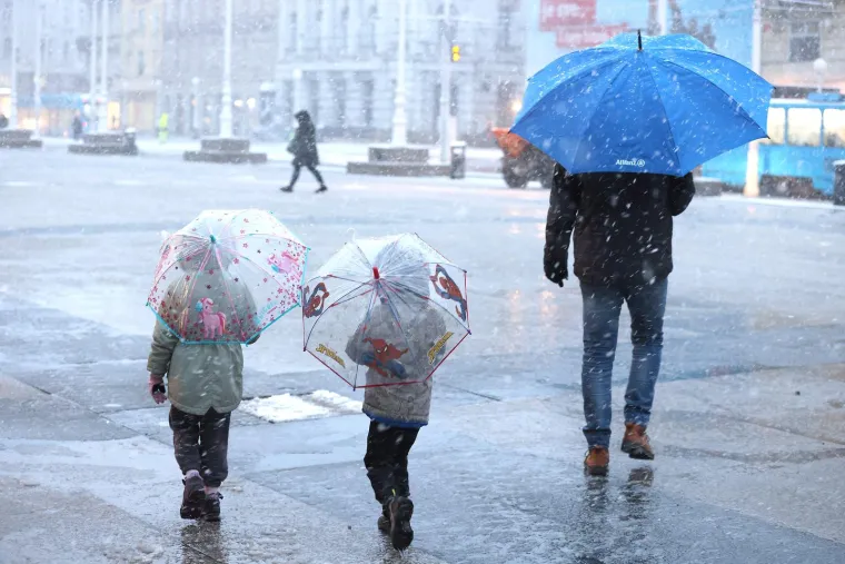 Snijeg izazvao prometni kolaps u Zagrebu: Vi&scaron;e je vozila zapelo u snijegu i sletjelo s ceste