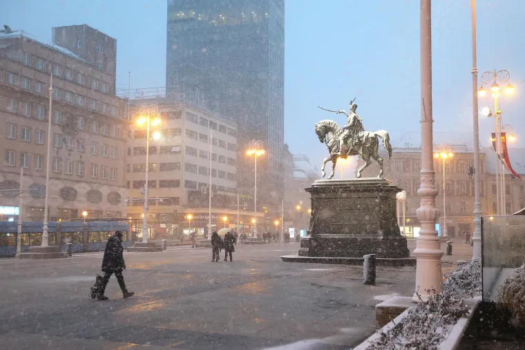 Snijeg izazvao prometni kolaps u Zagrebu: Vi&scaron;e je vozila zapelo u snijegu i sletjelo s ceste