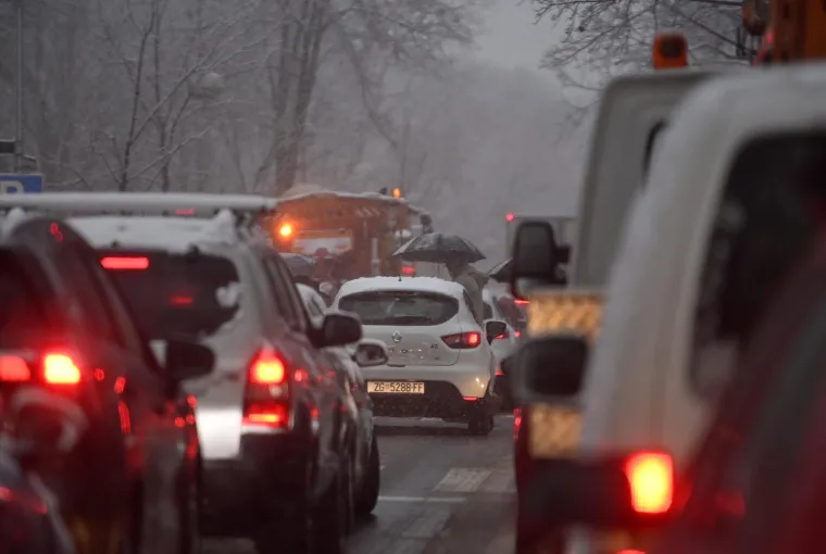 Snijeg izazvao prometni kolaps u Zagrebu: Vi&scaron;e je vozila zapelo u snijegu i sletjelo s ceste