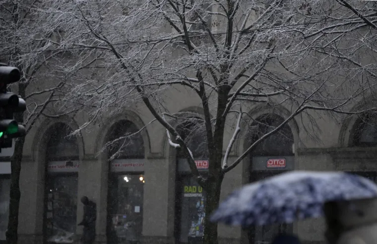 Snijeg izazvao prometni kolaps u Zagrebu: Vi&scaron;e je vozila zapelo u snijegu i sletjelo s ceste