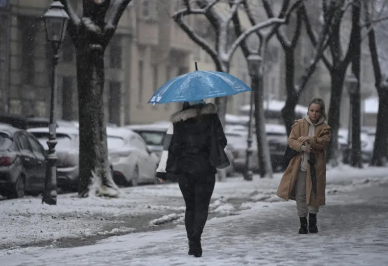 Snijeg izazvao prometni kolaps u Zagrebu: Vi&scaron;e je vozila zapelo u snijegu i sletjelo s ceste