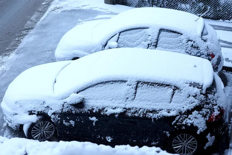 Snijeg izazvao prometni kolaps u Zagrebu: Vi&scaron;e je vozila zapelo u snijegu i sletjelo s ceste