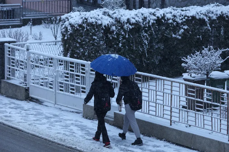 Snijeg izazvao prometni kolaps u Zagrebu: Vi&scaron;e je vozila zapelo u snijegu i sletjelo s ceste