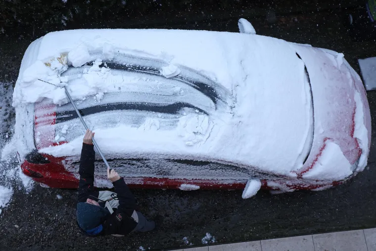 Snijeg izazvao prometni kolaps u Zagrebu: Vi&scaron;e je vozila zapelo u snijegu i sletjelo s ceste