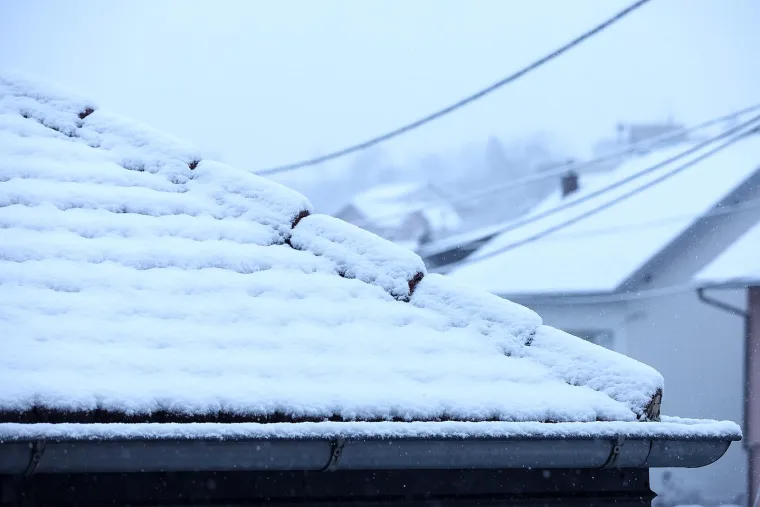 Snijeg izazvao prometni kolaps u Zagrebu: Vi&scaron;e je vozila zapelo u snijegu i sletjelo s ceste