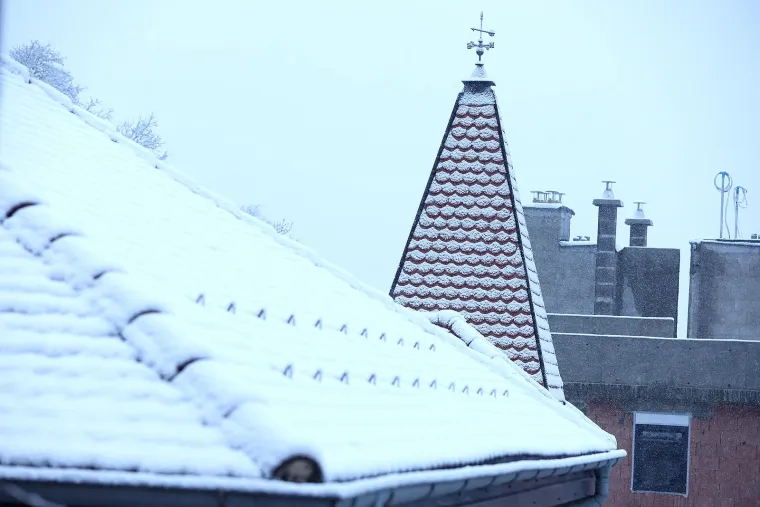 Snijeg izazvao prometni kolaps u Zagrebu: Vi&scaron;e je vozila zapelo u snijegu i sletjelo s ceste